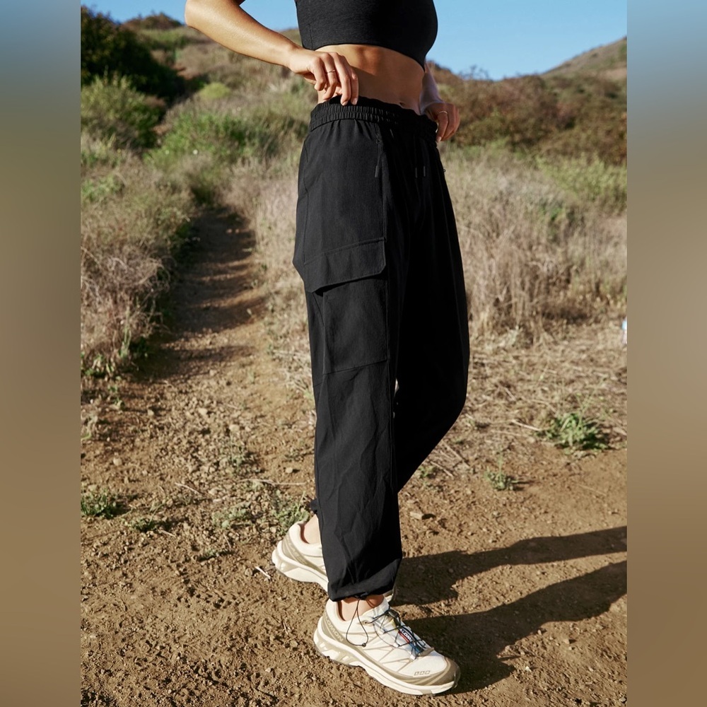 Beyond Yoga Peak Mid Rise Cargo Bungee Pant in Black Size Large NEW - Picture 2 of 9